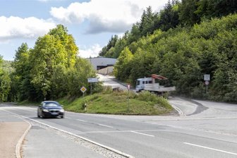 Ärger im Erzgebirge wegen Dreck auf Bundesstraße - Wieder sauber: Die B 95 an der Zufahrt zur Grube Niederschlag der Erzgebirgischen Fluss- und Schwerspatwerke GmbH ist inzwischen gereinigt worden. Vor einigen Tagen war die Bundesstraße an dieser Stelle offenbar stark verschmutzt.