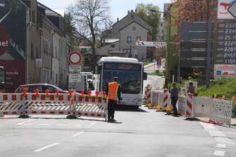 Ärger in Augustusburg: Ortsdurchfahrt im Stadtzentrum bleibt bis Mitte Mai gesperrt - Lediglich der Linienverkehr sowie Rettungsfahrzeuge werden durch die Vollsperrung in Augustusburg durchgelassen.