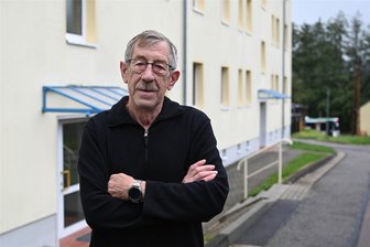 Ärger in Erlau: Für Anwohner dauert es noch lange bis zum schnellen Internet - An der Rochlitzer Straße in Erlau werden derzeit Leerrohre für Glasfaserkabel für das schnelle Internet verlegt. Detlef Gast ärgert sich, dass das Mehrfamilienhaus, in dem er wohnt, aktuell noch nicht angeschlossen wird.