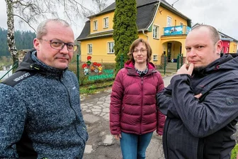 Ärger in Heidersdorf: Kein Platz mehr im Ort für Hortkinder - Elternsprecherin Janine Werner, Jan-Gert Reuther (l.) sowie Christian Passow können nicht nachvollziehen, dass ihre Kinder mit der Einschulung im August den Hort im Nachbarort Seiffen besuchen sollen. 