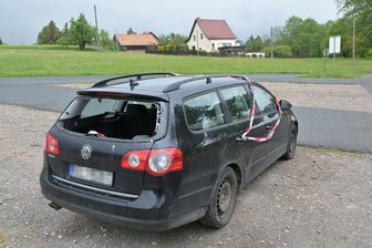 Ärger in Hirschfeld: Verlassener VW am Tierpark gibt Rätsel auf - Seit Wochen steht der schwarze VW Passat verwahrlost auf dem Parkplatz am Tierpark in Hirschfeld.