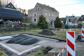 Ärger in Kirchberg: Wen stört die Umgestaltung des Denkmalplatzes in Leutersbach? - Der Platz am Gefallenen-Denkmal im Kirchberger Ortsteil Leutersbach wird umgestaltet. Im Vordergrund das Fundament für den geplanten Rastplatz.