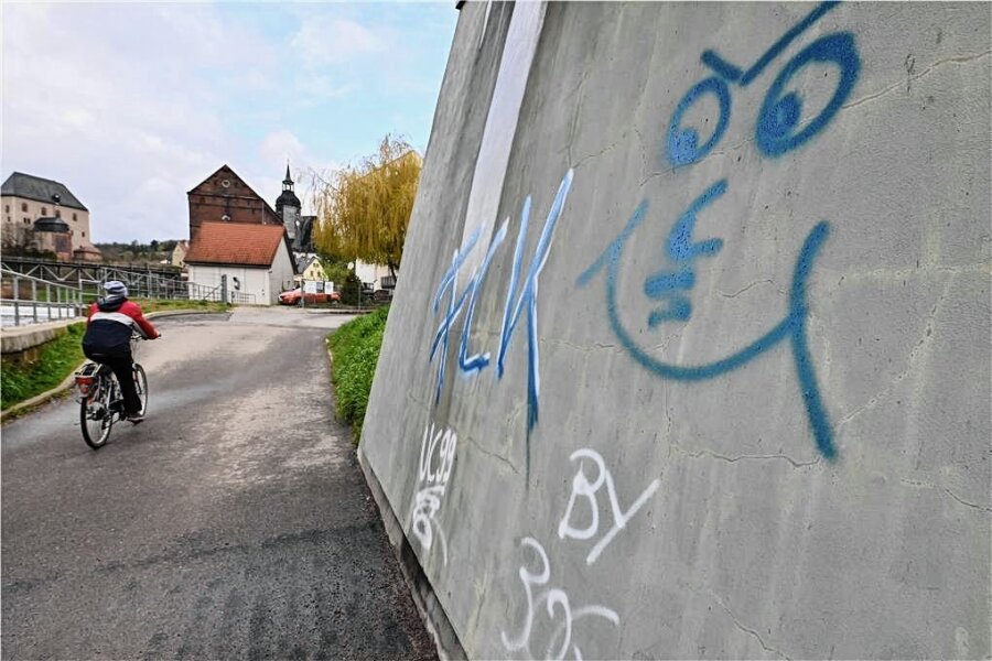 Ärger in Rochlitz: Graffiti-Schmierereien häufen sich - Graffiti-Schmiererei sind auch am Schaukelsteg in Rochlitz aufgetaucht. Doch auch andernorts sind welche zu finden. 