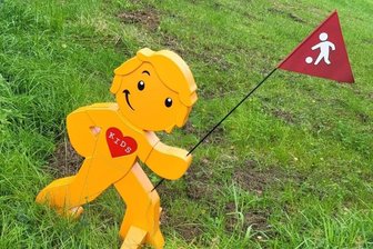 Ärger in Schöneck: Neues Warnmännchen für mehr Sicherheit im Straßenverkehr geklaut - Dieses Warnmännchen für Autofahrer wurde in Schöneck gestohlen.