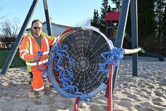 Ärger in Wiederau: Vorfall auf dem Spielplatz - Die Nestschaukel auf dem Wiederauer Spielplatz wurde zerstört. Rico Fuhrmann, Bauhofmitarbeiter und Spielplatzbeauftragter der Gemeinde, ärgert sich über die sinnlose Zerstörungswut.