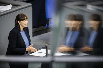 Ärger mit Links, Konkurrenz von rechts: Wie die Chemnitzerin Nora Seitz und die CDU im Bundestag um Reformen ringen - Nora Seitz (CDU) bei einer Rede im Deutschen Bundestag. Seit zehn Monaten ist sie Abgeordnete im höchsten deutschen Parlament.