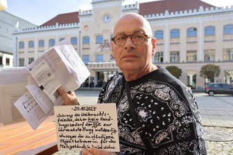 Ärger mit Nachbarn und Vermieter: Zwickauer tritt in Hungerstreik - Wolfgang Schmied weiß sich nicht mehr anders zu helfen als mit einer Protestaktion vor dem Rathaus: Der Lärm im Haus bringt ihn an seine Grenzen.