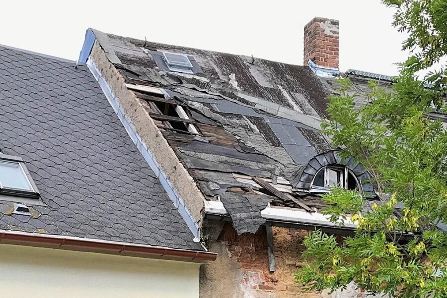 Ärger mit Problemhäusern in Zschopau: Wenn gleich neben der Idylle das Chaos wächst - Durch das Dach des rechten Gebäudes am Zschopauer Brühl dringt Feuchtigkeit ein, die den Verfall beschleunigt.