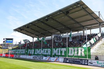 Ärger nach letztem Heimspiel des FSV Zwickau: FSV-Anhänger kommt in Krankenhaus - Polizei stellt Identität von 17 Leipzig-Fans fest - Die Polizei hat nach der Partie am Bahnhof die Identität von 17 Anhängern aus Leipzig festgestellt.