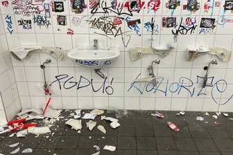 Ärger nach Sieg des FC Erzgebirge Aue: Lübeck-Fans zerstören Toiletten - Demolierte Sanitäranlagen hinterließen die Gästefans am Samstag im Erzgebirgsstadion.