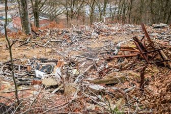 Ärger über Bauschutt auf "Russenclub"-Gelände - Das Grundstück des abgebrannten "Russenclubs" sollte beräumt werden. Trotzdem liegt dort noch Schutt.