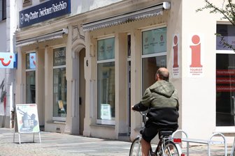 Ärger über Umzugs-Überlegungen: Soll die Zwickauer Tourist-Info in die Posthalterei ziehen? - Die Tourist-Info an der Hauptstraße: Stufe am Eingang, keine Toilette.