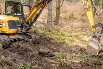 Ärger über unbegehbare Waldwege im Erzgebirge: Was der Sachsenforst dagegen unternimmt - Lars Reuter glättet nach dem Holzeinschlag im Forstrevier Ansprung eine Sammelgasse.