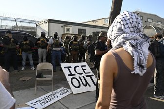Ärger über US-Abschiebepolitik entlädt sich in New Jersey - Vor Bundesbeamten der Einwanderungsbehörde ICE haben Demonstrierende ein großes Schild mit der Aufschrift "ICE out" drapiert.
