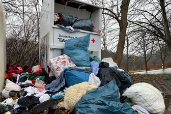 Ärger um Altkleider: Zahlen Erzgebirger bald Gebühren? - Solche Zustände an den Standorten für Altkleidercontainer häufen sich.