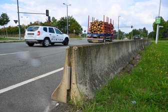 Ärger um Ausbau des Chemnitzer Südrings: Baubürgermeister macht Druck - Hinter diesen Betonelementen an der Augustusburger Straße soll eines Tages der Südring weitergehen.