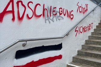 Ärger um beschmierten Haltepunkt in Zwickau: „Wie soll man derartige menschenfeindliche Botschaften anders sehen als mit Abscheu?“ - Unbekannte haben Schmierereien am Pölbitzer Bahnhof hinterlassen, darunter fremdenfeindliche Parolen und die Reichsflagge.