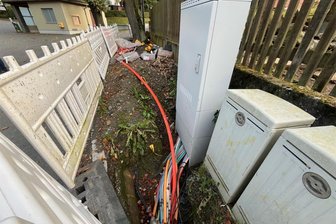 Ärger um Breitband-Ausbau in Magwitz: Was die Baufirma sagt - Hier ist noch zu arbeiten: Der Breitbandausbau am Dorfplatz Magwitz. An der Baustelle wurde auch Müll abgeladen.