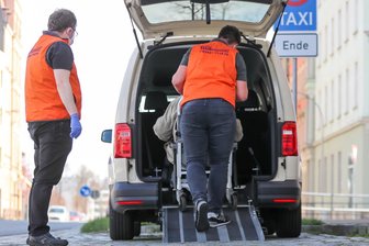 Ärger um die Kosten für die Fahrt zum Arzt – Wann zahlt die Kasse? - Wer in seiner Mobilität eingeschränkt ist, benötigt Unterstützung.