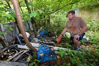 Ärger um ein vermülltes Grundstück in Wittgensdorf - Kai Tietze zeigt das vermüllte Grundstück an der Unteren Hauptstraße in Wittgensdorf. Das Mehrfamilienhaus darauf verfällt zusehends. Die Stadtverwaltung konnte bisher nichts ausrichten.