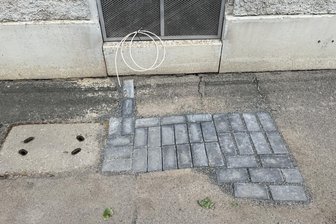 Ärger um Flicken-Fußwege in Zwickau: „Für ältere Bürger ist es sehr schwierig“ - Mit Pflastersteinen geflickte Stellen stechen an der Zwickauer Saarstraße und in der Umgebung hervor. An manchen ragen auch Kabel heraus.