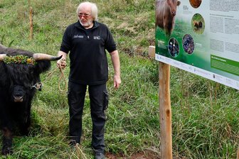 Ärger um geplantes Mega-Windrad im Erzgebirge: Naturschützer auf den Barrikaden - Roland Tischbier, einer der stärksten Kritiker des Vorhabens, beim Start des Hirschgrund-Artenschutzprojekts 2022.