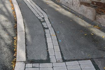 Ärger um Glasfaserausbau im Erzgebirge gelöst? Auftraggeber hat Baufirma gekündigt - Auf Aues Zeller Bergstraße wurden Gräben für Leerrohre nur provisorisch verschlossen.