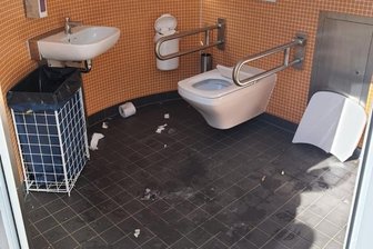 Ärger um Jugend-Treffpunkte: Streetworker soll es richten - Vergangenen Sommer wurde die öffentliche Toilette am Spielplatz offenbar mutwillig beschädigt.