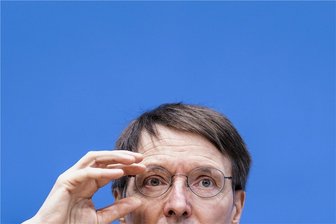 Ärger um Lothar Wieler, Streit um die Impfpflicht: Karl Lauterbach und das Corona-Wirrwarr - Er versucht, den Überblick zu behalten: Karl Lauterbach (SPD), Bundesgesundheitsminister. 