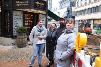 Ärger um Marienplatz-Baustelle: Zwickauer Händler kämpfen um Weihnachtsgeschäft und Existenz - Plädierten für eine Fußweg-Sperrung erst nach Weihnachten: die Zwickauer Gewerbetreibenden Simone Wirth von Nosi Edelstahl Schmuck, Grit Grabi von Juwelier Arnold, Stephan Roth von Maethe und Andrea Querhammer von der Glück-Auf-Fleischerei (v. l.).