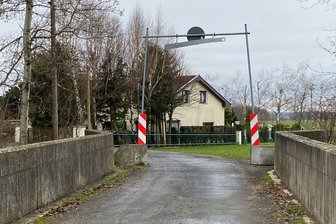 Die Brücke, die auf der Diebstraße in Mittweida über die Bahngleise führt, ist der einzige Weg zu einem einzelnen Wohnhaus, einer Kleingartenanlage und einer Gasdruckstation.