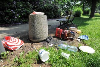 Ärger um Müll am Schloßteich - Rings um Papierkörbe am Schloßteich fanden sich gestern Morgen Überreste von Grillfeiern. Eine Lösung des Müllproblems ist nicht in Sicht.