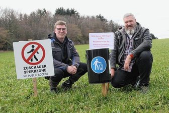 Ärger um Müll bei Rallye Erzgebirge: Veranstalter richten Appell an Zuschauer - Robert Exner (l.) von der Agrargenossenschaft Lößnitz-Stollberg und Simon-Peter Fröhlich vom Organisationsteam der 58. ADAC-Rallye Erzgebirge appellieren an die Vernunft der Fans. 