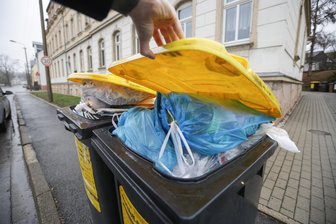 Ärger um noch immer nicht gelieferte gelbe Tonnen im Vogtland: „Ich fürchte schlimme Zustände“ - Die gelben Tonnen im Vogtland werden seit dem 1. Januar von der Firma Recyclinghof Farsleben abgefahren.