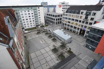 Ärger um Platz an der Alten Post - Der Platz der Alten Post zeigt sich wenig einladend. Unter dem Glasdach fahren die Autos in die Tiefgarage ein.