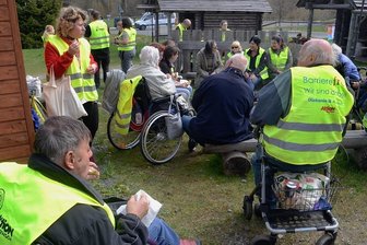 Ärger um Rollstuhl-Aktion im Vogtland: Mussten Kinder den Zug verlassen? - Der Flößerplatz in Muldenberg war am Freitag ein Treffpunkt für die Aktion gegen Barrieren. Bei der Abreise gab es im Zug chaotische Szenen - unter anderem wohl durch den Ausfall eines Triebwagens.