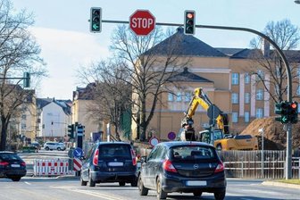 Ärger um Rotlichtblitzer: Wer falsch abbiegt, tappt in die Falle - Noch bis Monatsende ist die Chamissostraße zwischen Reißiger und Jößnitzer Straße für die Durchfahrt gesperrt. Wer sich rechts einordnet, darf nur nach rechts abbiegen, ansonsten löst der Rotlichtblitzer aus.