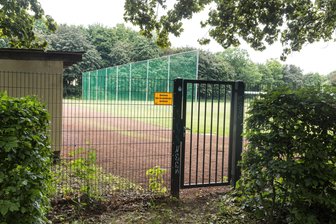 Ärger um Sportplatz-Kündigung in Chemnitz geht weiter: Verein schreibt Offenen Brief an Stadtverwaltung und Stadträte - Um diese Anlage geht es: In den vergangenen Monaten hatten die Mitglieder des TSV Germania Chemnitz den Fußballplatz an der Markersdorfer Straße wieder nutzbar gemacht. Danach wurde ihnen die Gebrauchsüberlassung gekündigt.