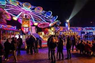 Ärger um Veranstaltungen im Park der Generationen in Reichenbach: „Der Lärm ist für uns Anwohner eine Belastung“ - Beim Rummel und Ballonglühen Ende August/Anfang September geht das bunte Treiben mit Fahrgeschäften und Schaustellern im Park der Generationen in Reichenbach bis in die Nacht.