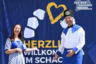 Ärger um Verkaufsstand beim Tag der Sachsen: Warum sich der Handballverein BSG Wismut Aue kurzfristig zurückzieht - Susann Küchler und Marcus Hoffmann repräsentieren Aue-Bad Schlema zum Sachsentag als Bademädchen und Blaufarbenwerker.