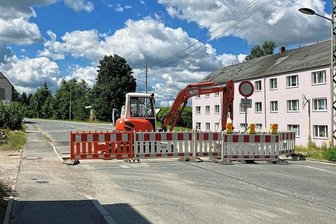 Ärger um Vollsperrung auf B 169 bei Stollberg: Informationsdefizit, verirrte Laster, weniger Kunden - Vollsperrung auch in Mitteldorf: Derzeit werden zur Vorbereitung der eigentlichen Fahrbahnerneuerung Versorgungsleitungen ausgetauscht.