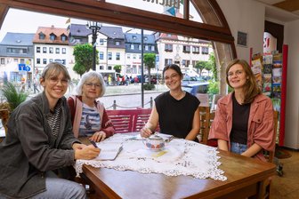 Ärger um Waldenburger Umsonst-Laden: Diese Frauen ziehen sich den Zorn von Innenstadt-Händlern zu - Sie gehören zu den Initiatoren des Umsonst-Ladens: Rebecca Sutton, Ilona Eichler, Lisa Landgraf und Susann Hoffmann (von links).