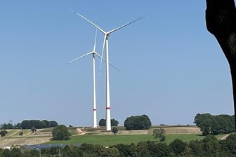Ärger um Windpark Kleinschirma bei Freiberg: Landratsamt reagiert auf Beschwerden von Anwohnern - Die beiden Windkraftanlagen - hier der Blick vom Haltepunkt Kleinschirma aus - sind erst wenige Wochen in Betrieb. Doch bereits jetzt häufen sich Beschwerden von Anwohnern.
