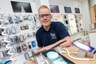 Ärger wegen Alkoholverbotszone im Plauener Zentrum: Unternehmer droht mit Konsequenzen - Mobiltelefon-Fachmann Sven Lötzsch betreibt neben seinem Geschäft in der Bahnhofstraße auch eine Filiale in Haselbrunn.