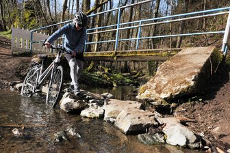 Ärger wegen gesperrter Fußgängerbrücke: Wanderung auf dem Vogtlandpanoramaweg wird zum Balanceakt - Brücke gesperrt. Und so haben an der Teufelskanzel im Elstertal auch Radfahrer nur zwei Möglichkeiten: Entweder umkehren oder balancierend mit dem Fahrrad durchs Wasser.
