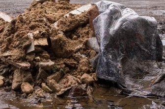 Ärger wegen illegalem Müll in Görsdorf - Das Areal direkt an der B 101 ist bekannt für illegale Müllablagerungen.