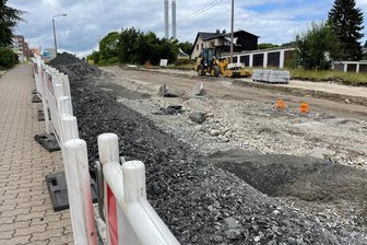 Ärger wegen Vollsperrung in Schwarzenberg: Ärztehaus und Apotheke nur noch zu Fuß erreichbar - Die Sachsenfelder Straße in Schwarzenberg ist vorm Ärztehaus bereits eine Baustelle. Alle Parktaschen auf der rechten Seite sollen verschwinden. Dort entsteht ein Grünstreifen.