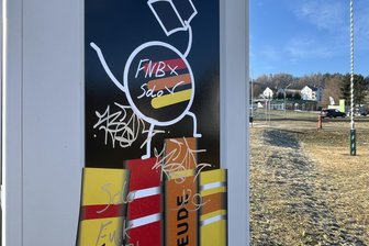 Ärgerlich: Neue Bücherbox in Schwarzenberg gut angenommen, aber schon wieder beschmiert - Diese Kritzeleien an der neuen Bücherbox in Neuwelt ärgern die Heimatfreunde sehr.