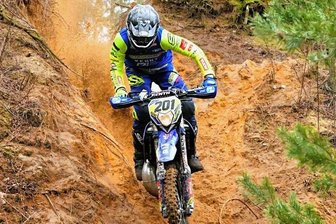 "Ärgerliches Ende eines guten Tages" - Luca Fischeder aus Geringswalde kam beim Auftakt zur Internationalen Deutschen Enduro-Meisterschaft in Tucheim trotz zweier Patzer bestens zurecht. Am Ende stand für ihn Gesamtplatz 2 zu Buche. 