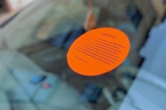 Ärgernis am Plauener Straßenrand: Was passiert mit Schrottautos? - Laut Aufkleber wurde das Auto verkehrswiderrechtlich abgestellt.